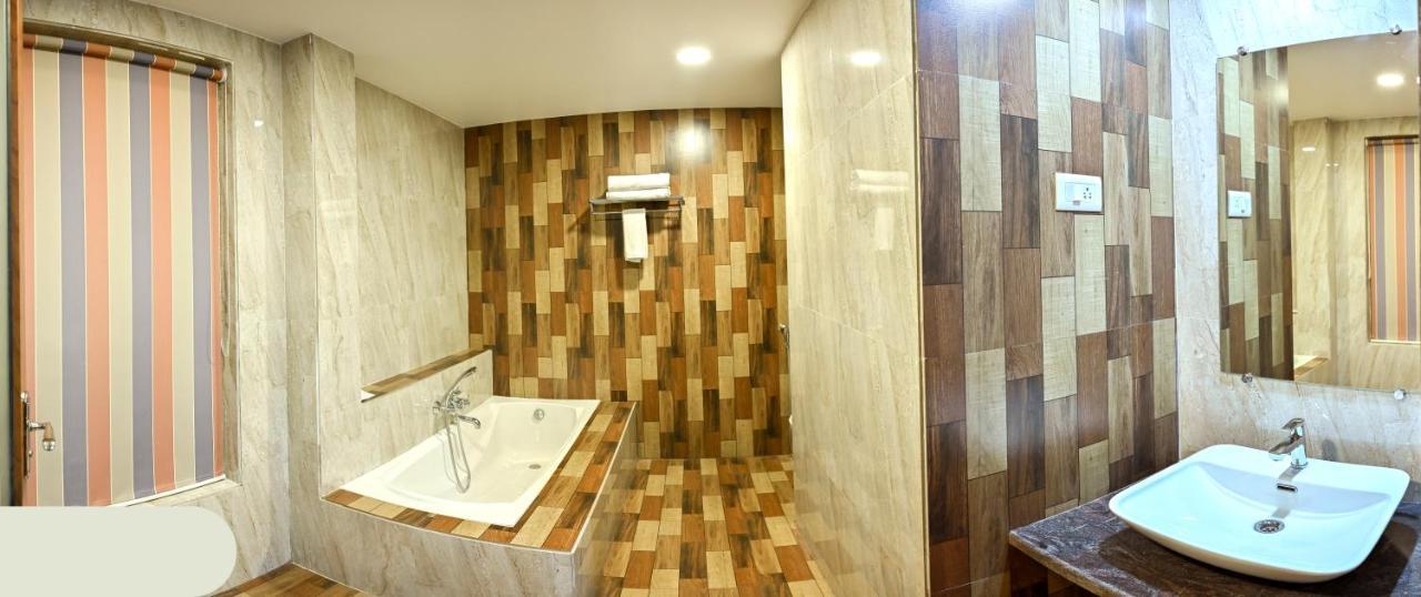 Hotel Laxmi Empire Гоа Екстер'єр фото