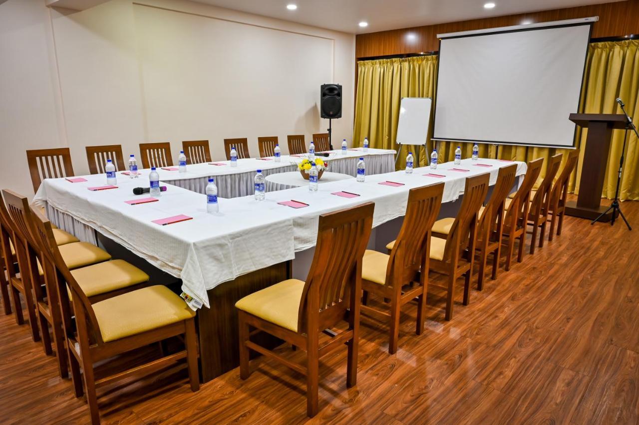 Hotel Laxmi Empire Гоа Екстер'єр фото